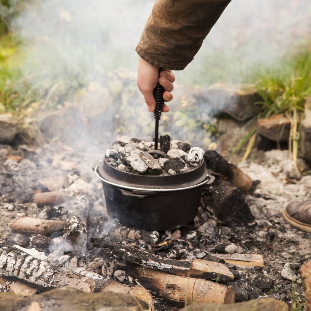 Von frischer Suppe bis zum deftigen Eintopf: Dieses 7-teilige Esschert Design Lagerfeuer-Kochset bietet Ihnen alles, was Sie brauchen, um ein herrliches Mahl über offenem Feuer zuzubereiten. Aus robustem Gusseisen hergestellt, ist dieses Kochset äußerst langlebig. Die Grillplatte kann beidseitig benutzt werden. Die Lieferung umfasst 1 Schmortopf, 1 Pfanne, 1 Stieltopf, 1 Grillplatte und 1 Heber. Das Set wird in einer dekorativen Kiste aus Paulownia-Holz mit Griffen aus Juteseil geliefert.