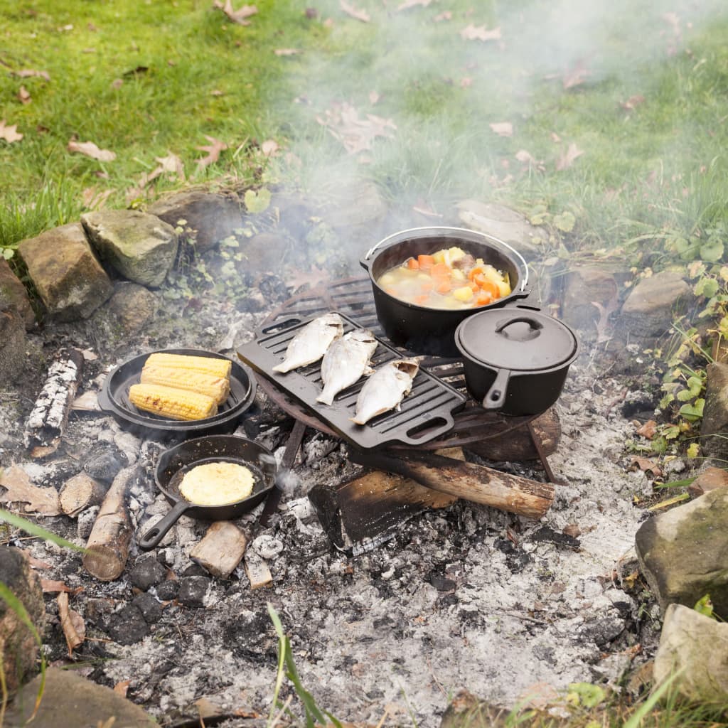 Von frischer Suppe bis zum deftigen Eintopf: Dieses 7-teilige Esschert Design Lagerfeuer-Kochset bietet Ihnen alles, was Sie brauchen, um ein herrliches Mahl über offenem Feuer zuzubereiten. Aus robustem Gusseisen hergestellt, ist dieses Kochset äußerst langlebig. Die Grillplatte kann beidseitig benutzt werden. Die Lieferung umfasst 1 Schmortopf, 1 Pfanne, 1 Stieltopf, 1 Grillplatte und 1 Heber. Das Set wird in einer dekorativen Kiste aus Paulownia-Holz mit Griffen aus Juteseil geliefert.