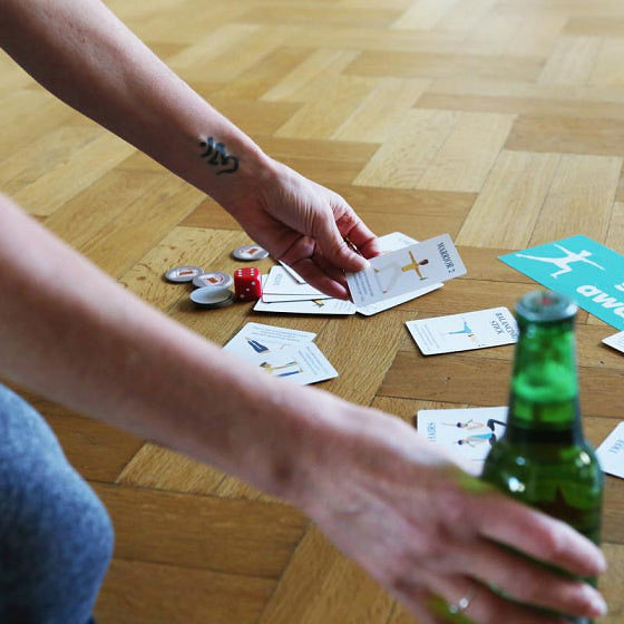 myfestivalgear.de Kikkerland Trinkspiel Bier Yoga Karton Festival Shop - myfestivalgear.de Toys
